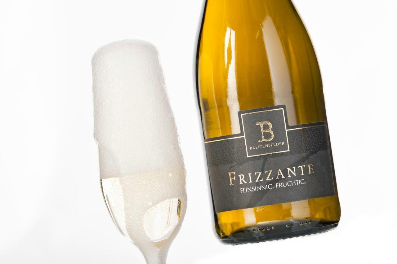 Weingut Breitenfelder Retz Exterior photo